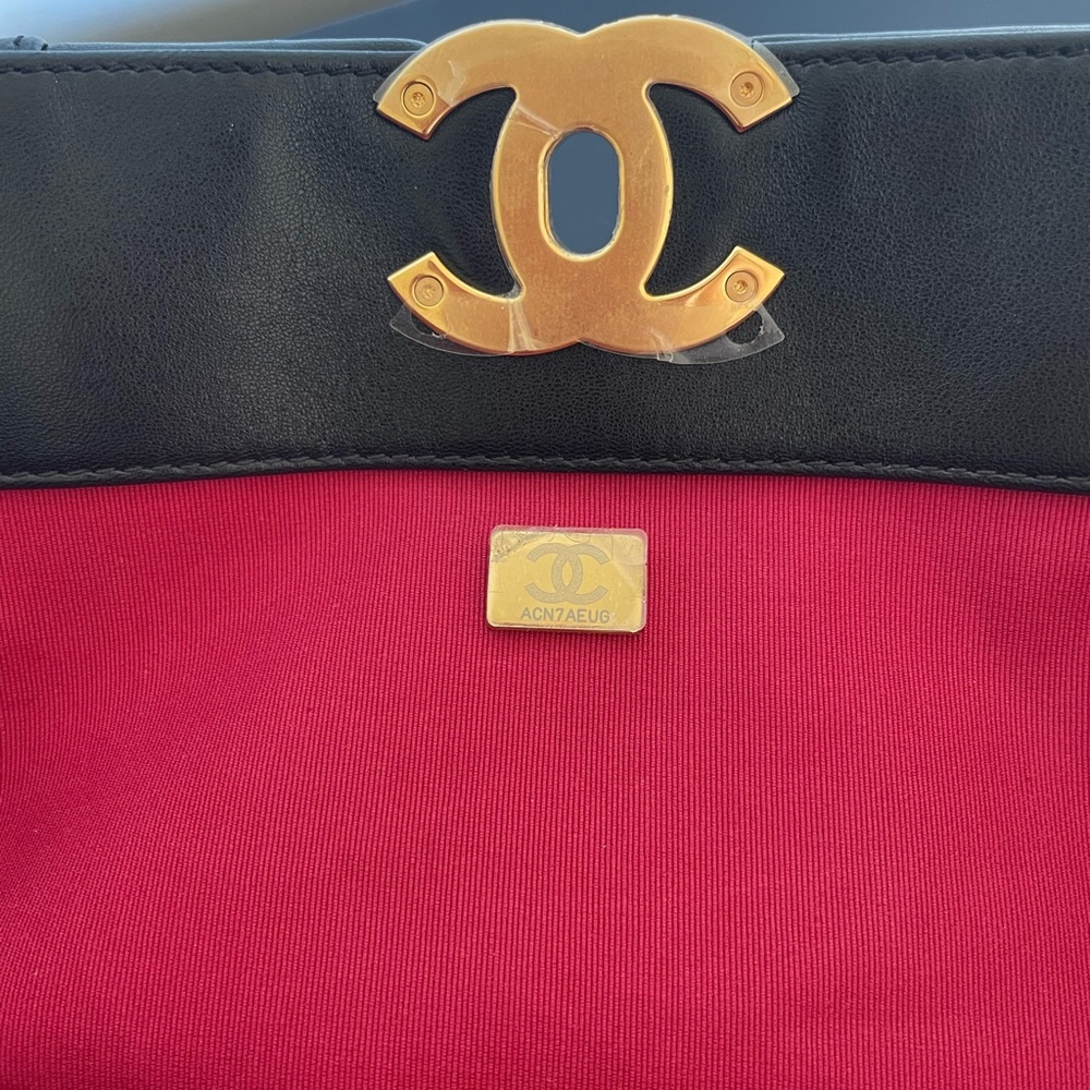 CHANEL 19 Black Leather Tote Handbag Mint 100% Authentic. - Picture 8 of 16